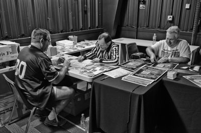TradingCardTable WalterSigning 01 bw